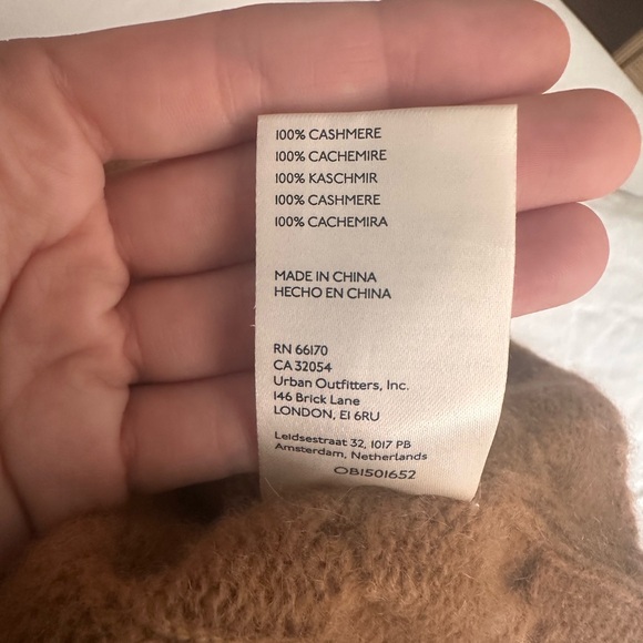 Cashmere Cable Knit Cropped Sweater - Picture 2 of 4